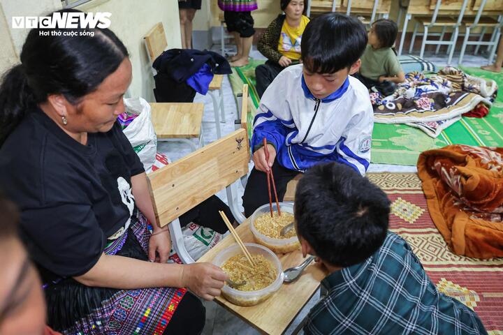 Điểm trường sáng đèn suốt đêm đón hơn 1.250 người dân chạy lũ ở Lai Châu - 15