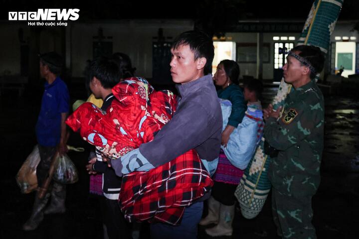 Cuộc sơ tán diễn ra trong thời gian rất ngắn nên hầu hết các gia đình chỉ kịp mang theo chăn, gối và một số vật dụng thiết yếu, còn tài sản trong nhà được lực lượng chức năng hỗ trợ di chuyển khi điều kiện cho phép.