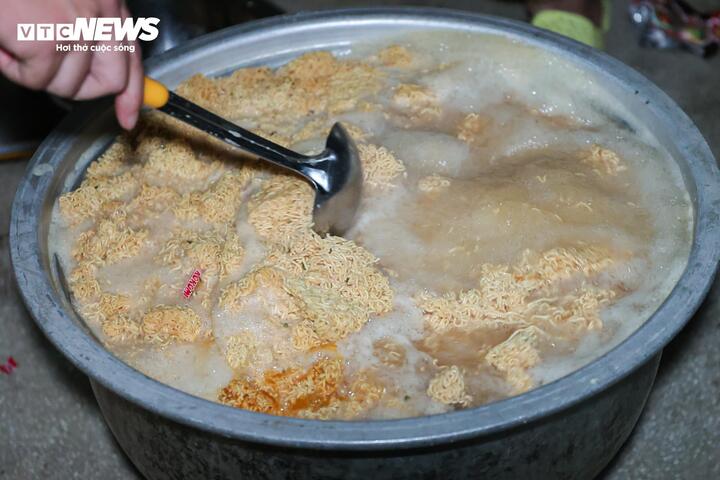 Điểm trường sáng đèn suốt đêm đón hơn 1.250 người dân chạy lũ ở Lai Châu - 13