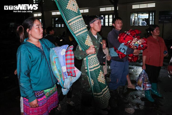 Theo anh Chu, khu vực gia đình sinh sống có khoảng 30 hộ, còn bản Noong Thăng có hơn 190 hộ. Trận lũ quét khiến nhiều ngôi nhà bị sập đổ, hư hỏng, bùn đất vùi lấp tài sản và hoa màu. Gia đình anh không kịp mang theo bất cứ tài sản đáng giá nào, chỉ còn hai chiếc chiếu và ba chiếc gối để dùng tạm. "Mất hết nhà cửa cũng được, miễn là người còn sống", anh nói khi nhìn vợ con và bố mẹ đều bình an sau thiên tai.
