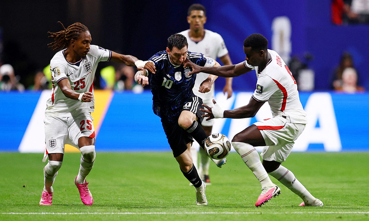 Messi thỉnh thoảng vẫn có những pha qua người và dẫn bóng ở đoạn ngắn. (Ảnh: Reuters)