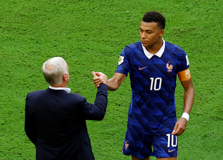 mbappe deschamps 06570338 - Mbappe thừa nhận tuyển Ph&aacute;p thi đấu như 'tr&ograve; đ&ugrave;a'