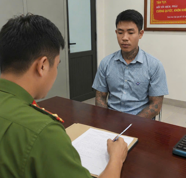 Tạm giữ kẻ côn đồ dùng tuýp sắt đánh người rồi hỏi 'mày biết bố mày là thằng nào?' tam giu 14511650 - Tạm giữ kẻ côn đồ dùng tuýp sắt đánh người rồi hỏi 'mày biết bố mày là thằng nào?'