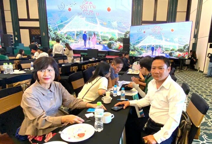 Anh Ngô Triệu Hoàng (áo trắng) chọn an cư tại vùng đất thịnh vượng Vinhomes Sài Gòn Park.
