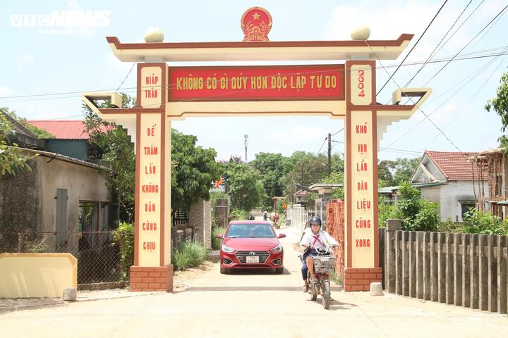 Con đường bê tông nối vào ngôi làng cổ Phú Hải