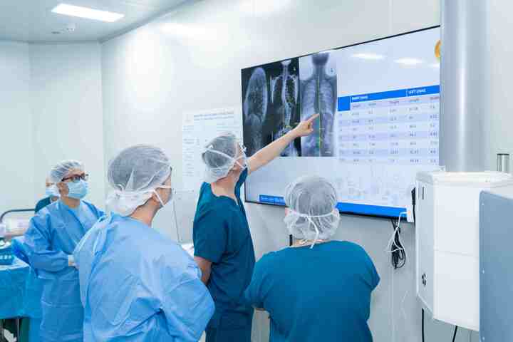 TTƯT.PGS.TS.BS Hoàng Gia Du trực tiếp phân tích hình ảnh cột sống trước phẫu thuật - bước quan trọng quyết định độ chính xác của ca mổ.
