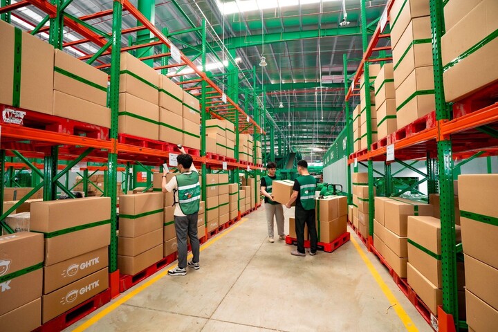 Logistics hiện đại hỗ trợ shop online quản lý đơn và giao hàng hiệu quả.