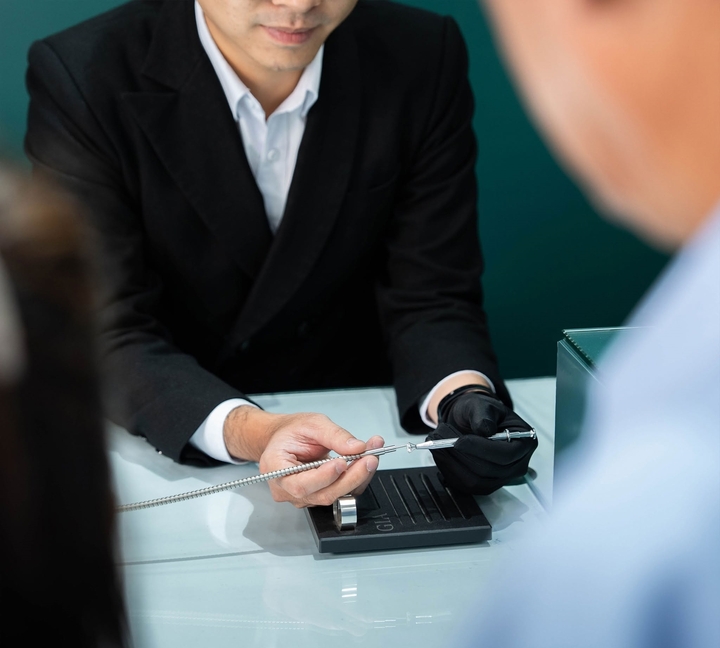 Những viên kim cương hợp pháp phải trải qua nhiều công đoạn khắt khe mới đến tay người tiêu dùng. (Ảnh: Đại Việt)