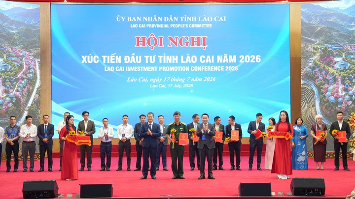 Ông Nguyễn Tuấn Anh - Chủ tịch UBND tỉnh Lào Cai - trao Quyết định chấp thuận chủ trương đầu tư đồng thời chấp thuận nhà đầu tư dự án xây dựng Cửa khẩu thông minh tại lối thông quan cầu đường bộ Kim Thành.