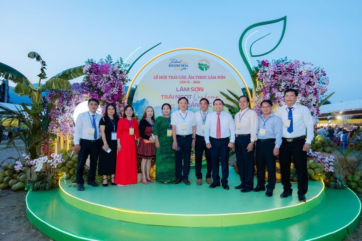 Phó Bí thư Tỉnh ủy cùng các đại biểu chụp ảnh tại đại cảnh trước thềm khai mạc Lễ hội Trái cây, Ẩm thực xã Lâm Sơn lần thứ II.