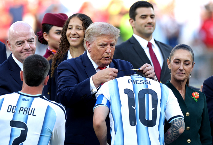 Tổng thống Mỹ Donald Trump trao huy chương cho Messi và các cầu thủ Argentina. (Ảnh: Reuters)