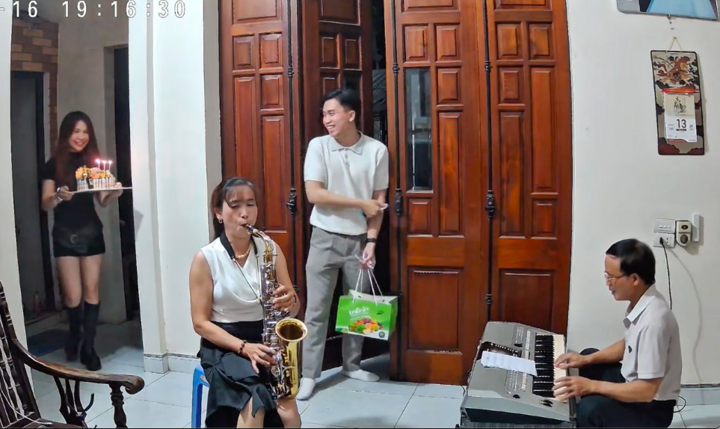 Món quà sinh nhật vừa tình cảm vừa nghệ thuật khiến nhiều cư dân mạng ao ước. (Ảnh chụp màn hình)