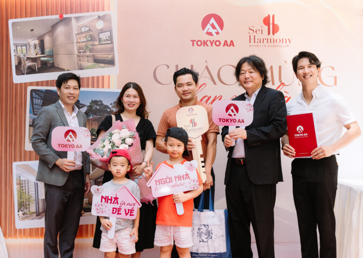 Ban lãnh đạo Công ty cổ phần Tokyo AA chúc mừng những cư dân nhận nhà mới trong ngày bàn giao sáng 18/07/2026.