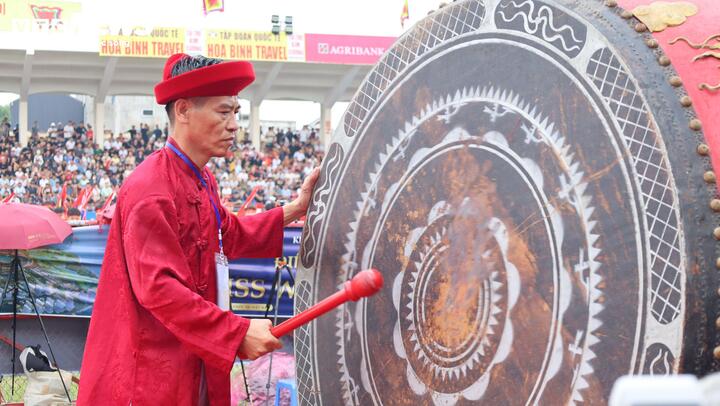 Sáng 21/7, UBND phường Đồ Sơn (TP Hải Phòng) tổ chức vòng đấu loại lễ hội chọi trâu truyền thống Đồ Sơn - VTV năm 2026. Ông Phạm Hoàng Tuấn, Phó Chủ tịch Thường trực UBND phường Đồ Sơn, Trưởng Ban Tổ chức Lễ hội chọi trâu truyền thống Đồ Sơn - VTV 2026, đánh trống khai hội.