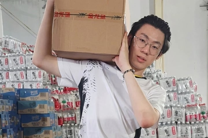 Cậu bé 18 tuổi giấu bố mẹ, trải qua hành trình 13 tiếng đến vùng lũ làm tình nguyện.