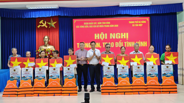 Đoàn công tác tặng quà các gia đình chính sách, ngư dân.