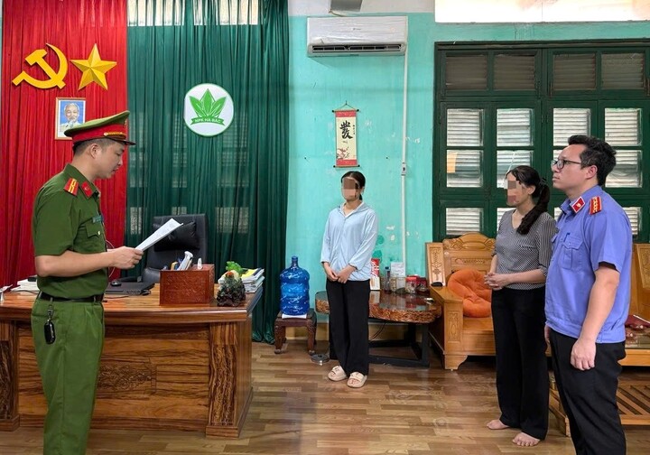 Cơ quan điều tra tiến hành khám xét nơi làm việc của bị can. (Ảnh: CACC)