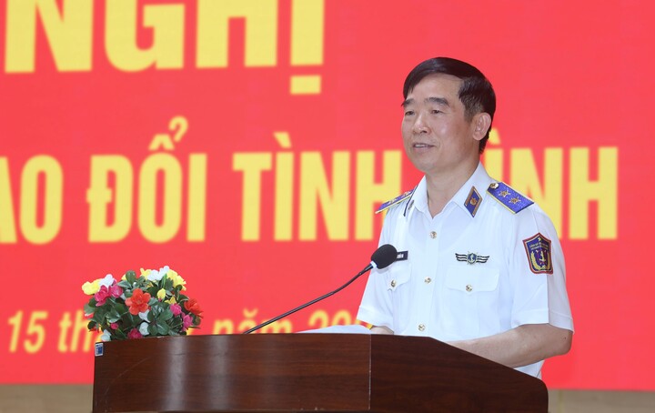 Trung tướng Bùi Quốc Oai, Chính ủy Cảnh sát biển Việt Nam, phát biểu tại hội nghị thông tin, trao đổi tình hình với cấp ủy, chính quyền địa phương tại đặc khu Lý Sơn (tỉnh Quảng Ngãi).