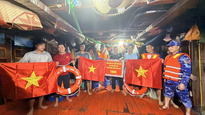 Tổ công tác tiến hành kiểm tra, tuyên truyền pháp luật IUU.