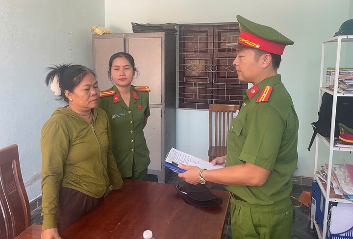 Cơ quan Cảnh sát điều tra Công an TP Đà Nẵng tống đạt quyết định với Phạm Thị Phượng. (Ảnh: C.A)