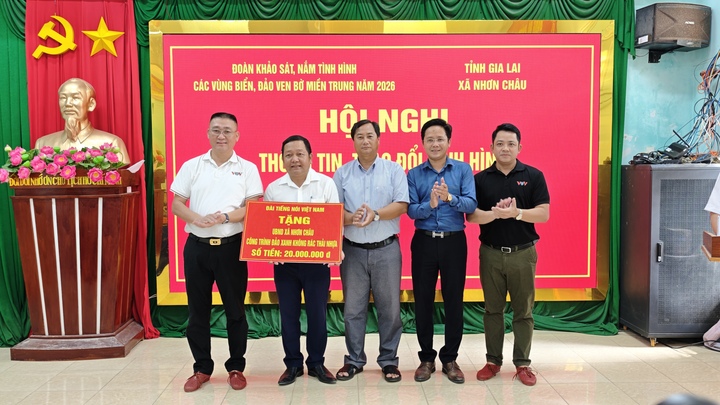 Ông Đào Văn Thạnh, Phó Giám đốc Trung tâm Quảng cáo và Dịch vụ truyền thông - Đài Tiếng nói Việt Nam (ngoài cùng bên trái ảnh), cùng đoàn công tác trao hỗ trợ thực hiện công trình "Đảo xanh không rác thải nhựa" cho đại diện UBND xã Nhơn Châu.