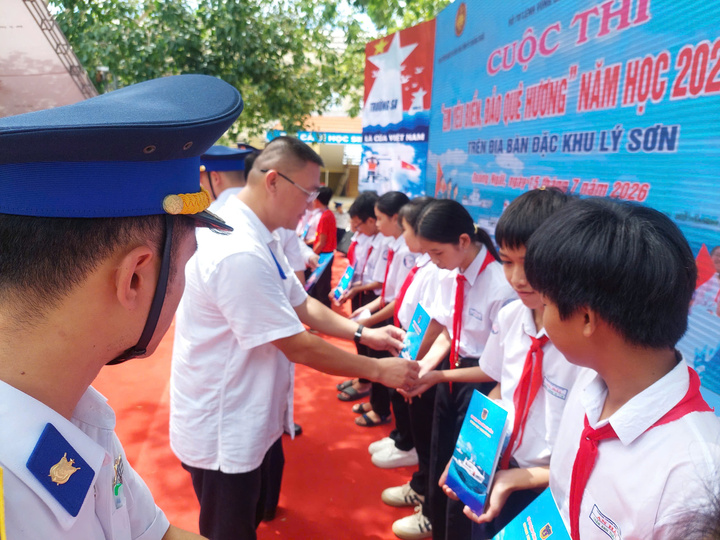 Trao học bổng tặng học sinh vượt khó học tập tốt trên địa bàn đặc khu Lý Sơn.