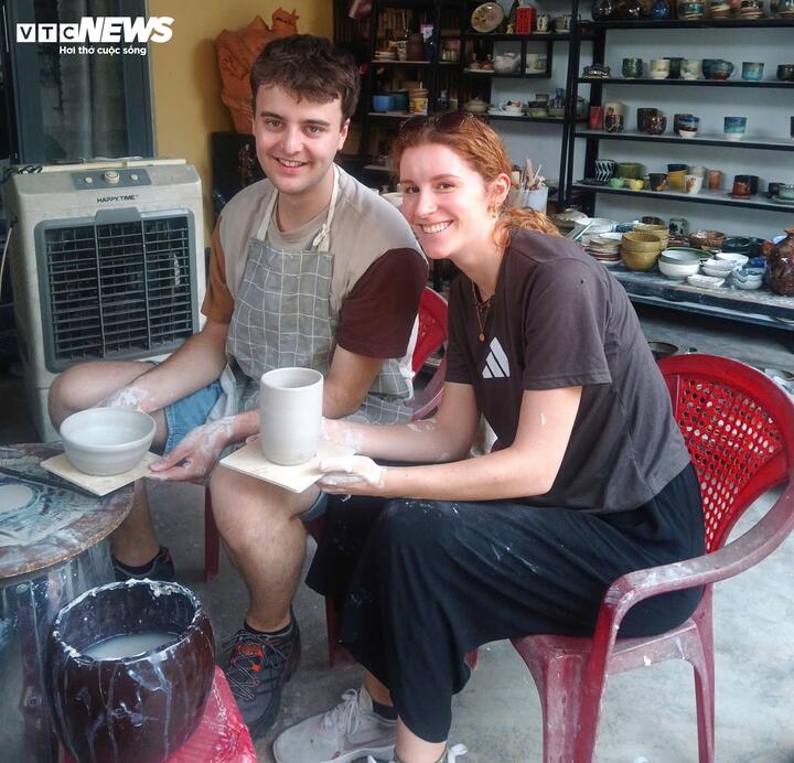 Du khách trải nghiệm nghề làm gốm ở Thanh Hà.