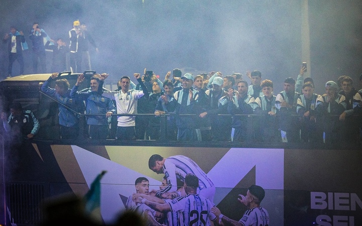 Messi không về, hàng nghìn CĐV vẫn ra đường đón đội tuyển Argentina argentina ve nuoc 1 11523377 - Messi không về, hàng nghìn CĐV vẫn ra đường đón đội tuyển Argentina