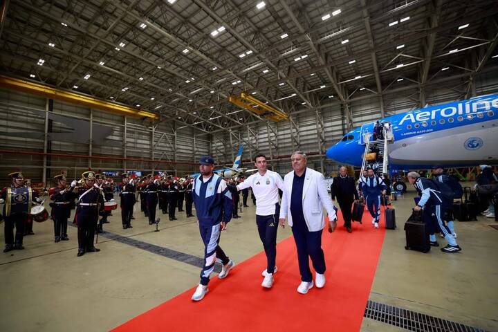 Messi không về, hàng nghìn CĐV vẫn ra đường đón đội tuyển Argentina argentina ve nuoc 11505123 - Messi không về, hàng nghìn CĐV vẫn ra đường đón đội tuyển Argentina