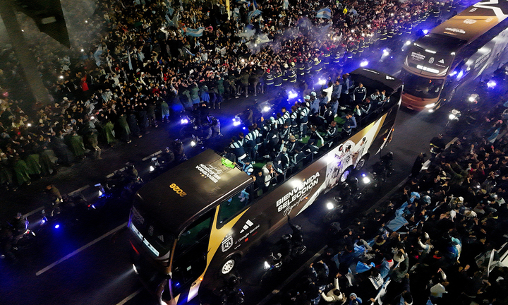 argentina world cup 2026 3 12222117 - Messi kh&ocirc;ng về, h&agrave;ng ngh&igrave;n CĐV vẫn ra đường đ&oacute;n đội tuyển Argentina