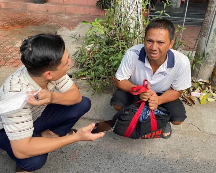 Ông Hoàng Phong - Cán bộ công an khu vực Công an Phường Đồng Hới (Quảng Trị) tiếp cận người đàn ông đi lạc để xác minh nhân thân, nắm bắt thông tin để đưa ra phuơng án giúp đỡ. (Ảnh: Công an Quảng Trị)