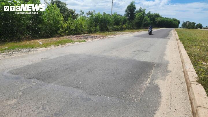 Đối với những đoạn đường xuất hiện tình trạng vá chằng vá đụp, ông Nguyễn Văn Cường lý giải, đợt mưa lũ lịch sử hồi tháng 10/2025, lượng mưa ở khu vực này lên đến 700mm khiến nước mưa ngấm vào nền đường, gây rạn nứt chân chim mặt đường. Sau khi phát hiện bị hư hỏng, chủ đầu tư yêu cầu nhà thầu cào bóc mặt đường lên rồi thảm lại.