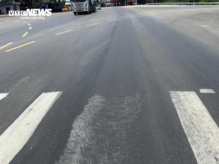 Theo Phó giám đốc Ban Quản lý dự án Đầu tư xây dựng công trình giao thông TP Huế, hiện tượng lún đường xuất hiện vào thời điểm Huế xảy ra nắng nóng đỉnh điểm. Các thông số đo được có thời điểm trên mặt đường bị lún đạt ngưỡng nhiệt độ lên đến 60 độ C. Thời điểm này trùng với thời điểm tuyến cao tốc Cam Lộ - La Sơn đi qua địa bàn đang thi công mở rộng và cấm nhièu tuyến loại xe có trọng tải lớn. Do đó lượng xe cộ chạy qua đoạn đường tránh ngang khu vực dự án khá nhiều.