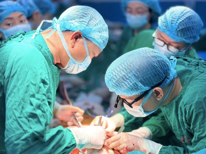 Ê-kíp tiến hành ghép phổi cho bệnh nhân.