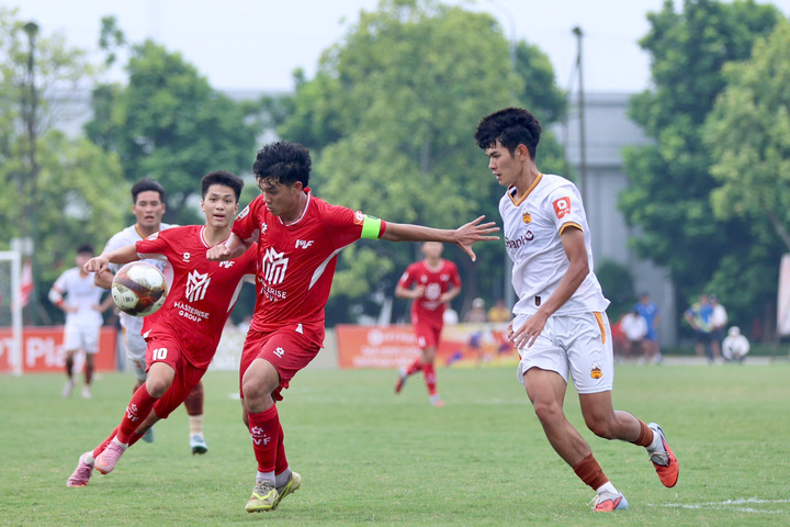 HAGL (áo trắng) giành quyền vào bán kết.