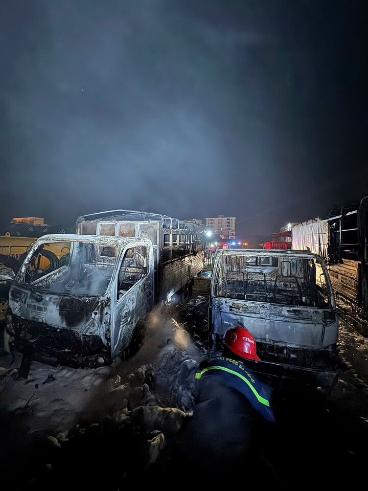 Nhiều ô tô bị thiêu rụi hoàn toàn.