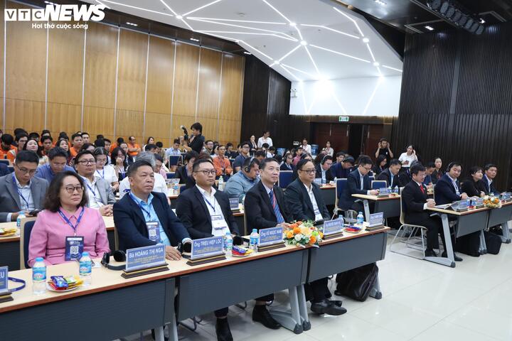 Diễn đ&agrave;n thu h&uacute;t h&agrave;ng trăm chuy&ecirc;n gia đến trong v&agrave; ngo&agrave;i nước. (Ảnh: Ngọc Duy)