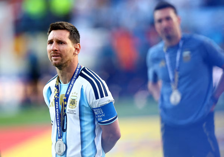 Tây Ban Nha không để Messi tạo cơ hội nguy hiểm. (Ảnh: Reuters)