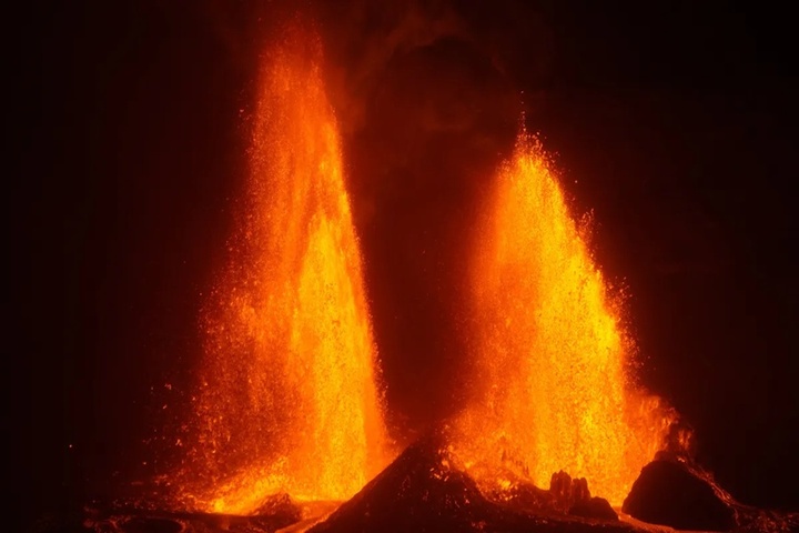 Kilauea, núi lửa hoạt động mạnh nhất ở Hawaii, phun trào vào tháng 3/2025. (Ảnh: IFLScience)