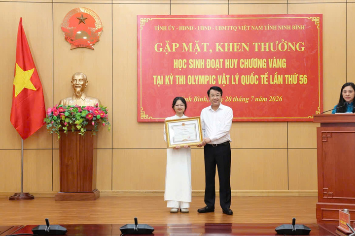 Chủ tịch UBND tỉnh Ninh Bình Nguyễn Thanh Bình trao Bằng khen cho em Nguyễn Thị Bích Ngọc.