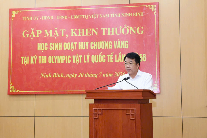 Chủ tịch UBND tỉnh Ninh Bình Nguyễn Thanh Bình chúc mừng thành tích đặc biệt xuất sắc của em Nguyễn Thị Bích Ngọc.