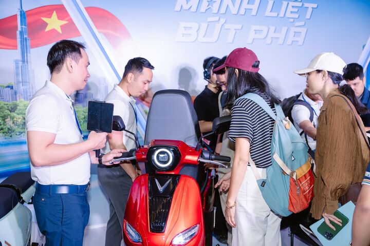 Khách hàng tham gia sự kiện ra mắt hào hứng với cốp xe “siêu rộng” của VinFast Kyo.