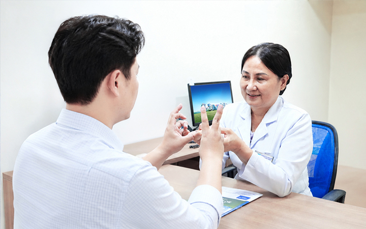 TS.BS Đức kiểm tra sức cơ, đánh giá hồi phục cho bệnh nhân (Ảnh: BV Tâm Anh)