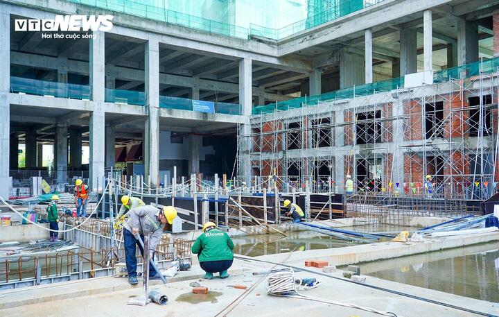 Chủ đầu tư và nhà thầu tích cực hoàn thiện các hạng mục cuối cùng để mở bán, khơi thông dòng vốn và tạo công ăn việc làm cho người lao động. (Ảnh: Đại Việt)