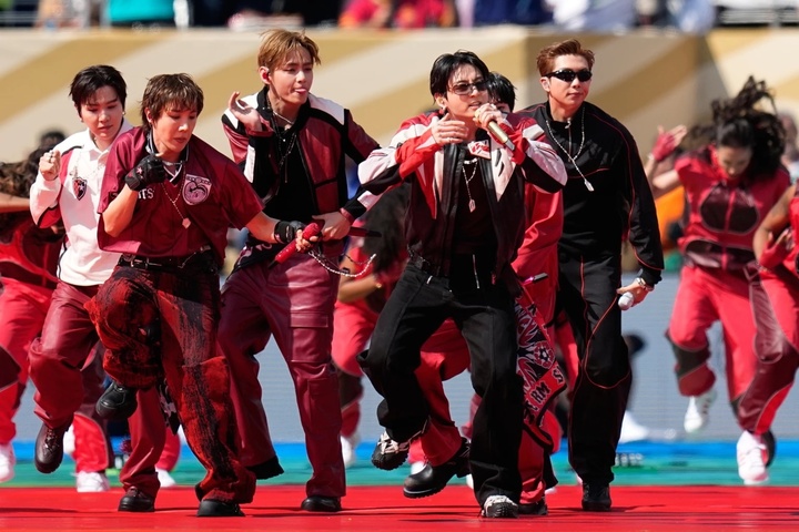 Nhóm nhạc Hàn Quốc BTS biểu diễn bản hit "Dynamite". (Ảnh: AP)