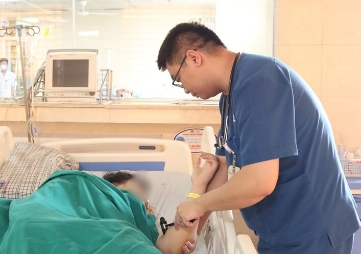 ThS.BS Nguyễn Minh Đức thăm khám cho người bệnh.