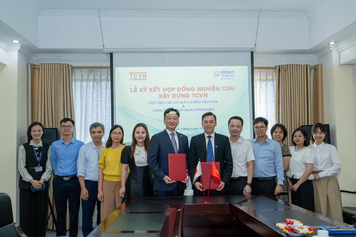 Ông Okada Takahiro - Tổng Giám đốc Diana Unicharm (trái) và TS. Triệu Việt Phương - Viện trưởng Viện Tiêu chuẩn chất lượng Việt Nam (phải) và thành viên Ban dự án xây dựng TCVN.