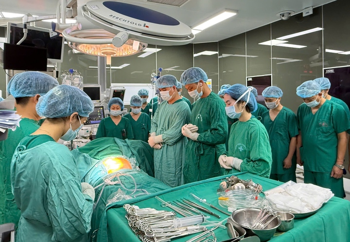 Nhân viên y tế cúi đầu tri ân người hiến tạng. (Ảnh: BVCC)