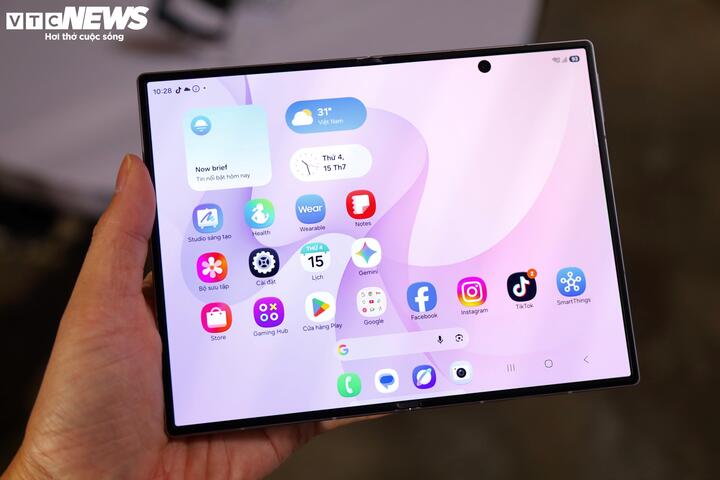 Galaxy Z Fold8 chiếm khoảng 55% tổng lượng đăng ký trước tại hệ thống bán lẻ. (Ảnh: Ngọc Duy)