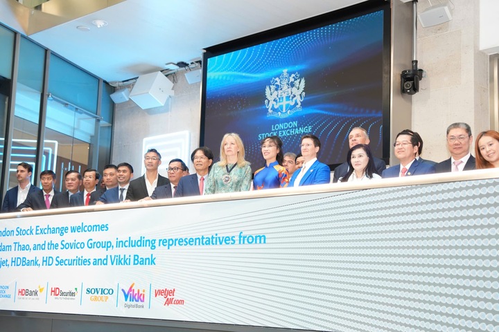 Tiến sĩ Nguyễn Thị Phương Thảo bấm nút khai phiên Sàn giao dịch Chứng khoán Luân Đôn (LSE) cùng Thị trưởng Khu tài chính Luân Đôn - Dame Sue Langley và Tổng giám đốc LSE - Dame Julia Hoggett.